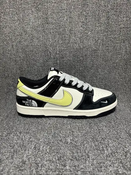 潮酷街头 百搭出圈 SB DUNK LOW 黑白黄配色自带吸睛属性,经典熊猫基底搭配亮黄Swoosh,视觉冲击力拉满,鞋身采用翻毛皮与荔枝纹皮革拼接打造,质感细腻耐磨耐穿,后跟THE NORTH FACE标识注入户外潮流元素,双勾设计强化品牌辨识度,鞋带的反光细节更是点睛之笔,低帮版型适配各种裤型,脚感软弹舒适,日常通勤、出街穿搭都能轻松hold住,轻松打造个性街头风造型. 货号:XX3168-113